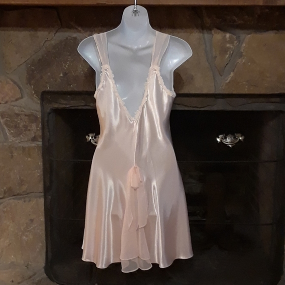 Vintage pale peach chemise by Dentelle - Picture 3 of 8